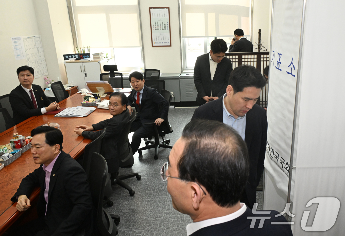 (서울=뉴스1) 이승배 기자 = 26일 서울 여의도 국회 국민의힘 원내수석부대표실에서 대구·경북 지역구 의원들이 대구·경북 행정통합 특별법안 처리에 대한 입장 정리를 위해 모여있다 …