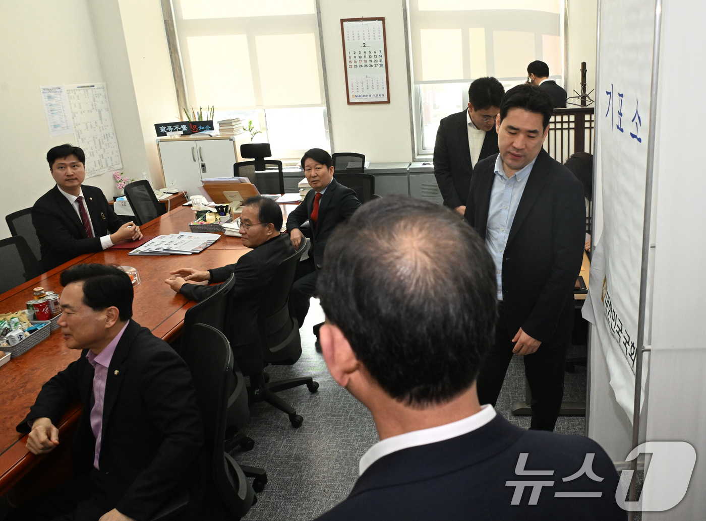 (서울=뉴스1) 이승배 기자 = 26일 서울 여의도 국회 국민의힘 원내수석부대표실에서 대구·경북 지역구 의원들이 대구·경북 행정통합 특별법안 처리에 대한 입장 정리를 위해 모여있다 …