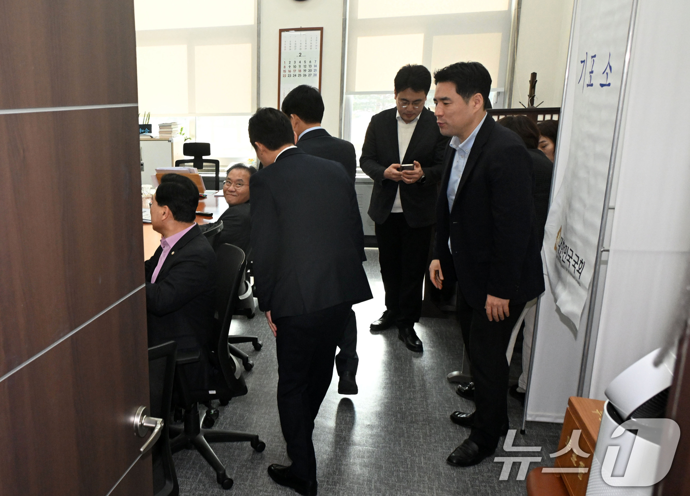 (서울=뉴스1) 이승배 기자 = 26일 서울 여의도 국회 국민의힘 원내수석부대표실에서 대구·경북 지역구 의원들이 대구·경북 행정통합 특별법안 처리에 대한 입장 정리를 위해 모여있다 …