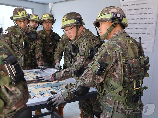 (세종=뉴스1) = 26일 세종시 남세종 동원훈련장에서 실시된 체험식 동원훈련에서 김지면 육군32보병사단장을 비롯한 장병들이 사격훈련, 시가지 전술훈런, 야간 기동타격훈련 등을 하 …