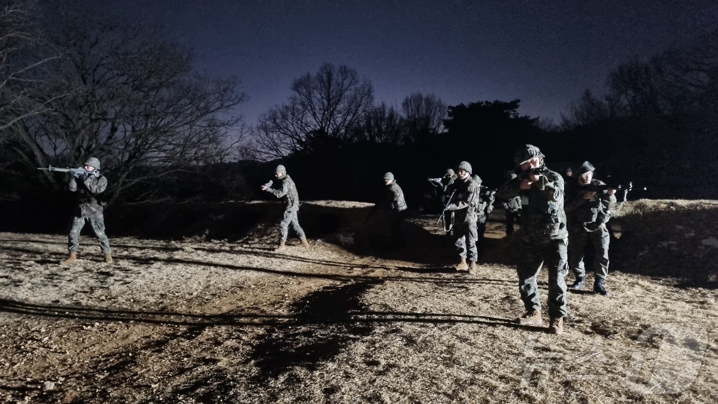 (세종=뉴스1) = 26일 세종시 남세종 동원훈련장에서 실시된 체험식 동원훈련에서 김지면  육군32보병사단장을 비롯한 장병들이 사격훈련, 시가지 전술훈런, 야간 기동타격훈련 등을 …