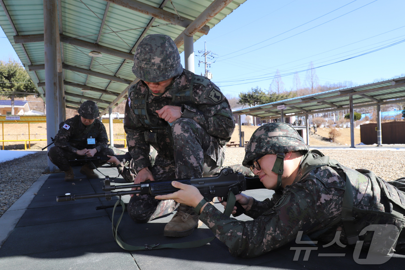 (세종=뉴스1) = 26일 세종시 남세종 동원훈련장에서 실시된 체험식 동원훈련에서 김지면 육군 32보병사단장을 비롯한 장병들이 사격훈련, 시가지 전술훈런, 야간 기동타격훈련 등을 …