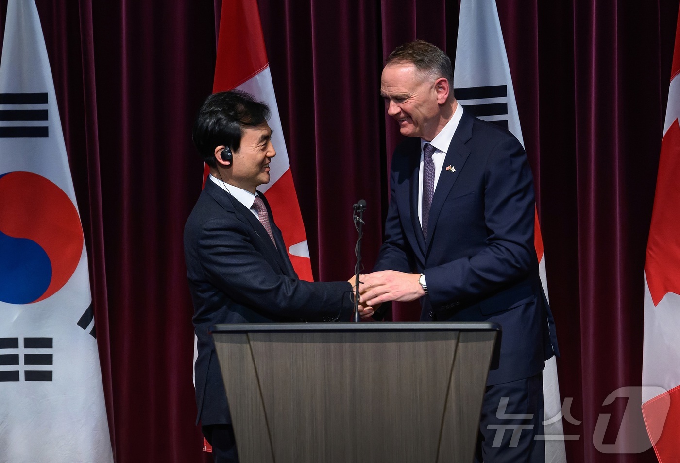 (서울=뉴스1) = 안규백 국방부 장관이 25일(현지시간) 캐나다 오타와에서 열린 제2차 한·캐나다 외교·국방(2+2) 장관회의 계기 공동기자회견에서 데이비드 맥귄티 캐나다 국방장 …