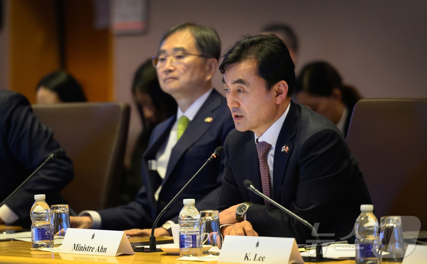 (서울=뉴스1) = 조현 외교부 장관과 안규백 국방부 장관이 25일(현지시간) 캐나다 오타와에서 열린 제2차 한·캐나다 외교·국방(2+2) 장관회의에서 발언하고 있다. (국방부 제 …