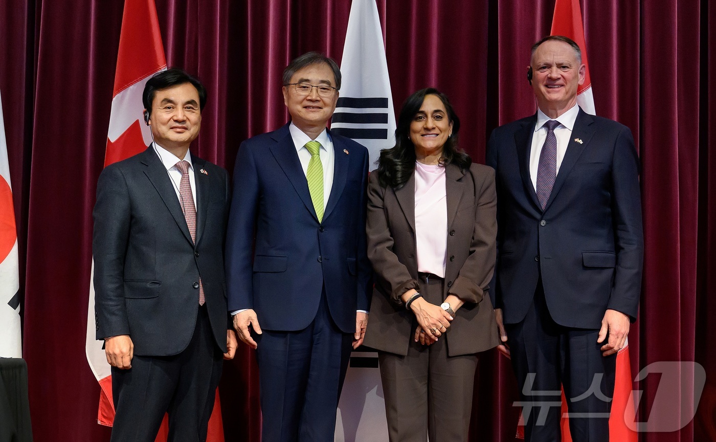 (서울=뉴스1) = 25일(현지시간) 캐나다 온타리오주 오타와에서 열린 안보·국방 기밀정보 보호 협정 서명식에서 양국 외교·국방 장관이 협약서에 서명을 마치고 기념촬영을 하고 있다 …