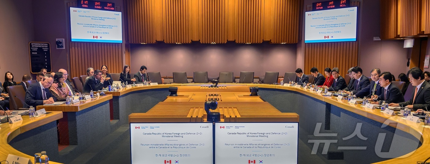 (서울=뉴스1) = 조현 외교부 장관과 안규백 국방부 장관이 25일(현지시간) 캐나다 오타와에서 열린 제2차 한·캐나다 외교·국방(2+2) 장관회의에서 아니타 아난드 캐나다 외교장 …