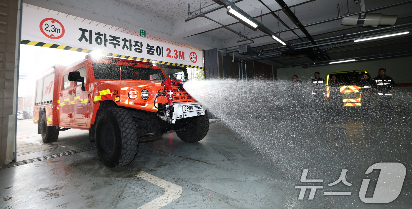 (서울=뉴스1) 오대일 기자 = 26일 오후 서울 은평구 서울소방학교 지하철훈련장에서 열린 서울소방재난본부 ‘미래형 재난대응 체계’ 공개 시연 행사에서 국내 최초로 도입되는 전고 …