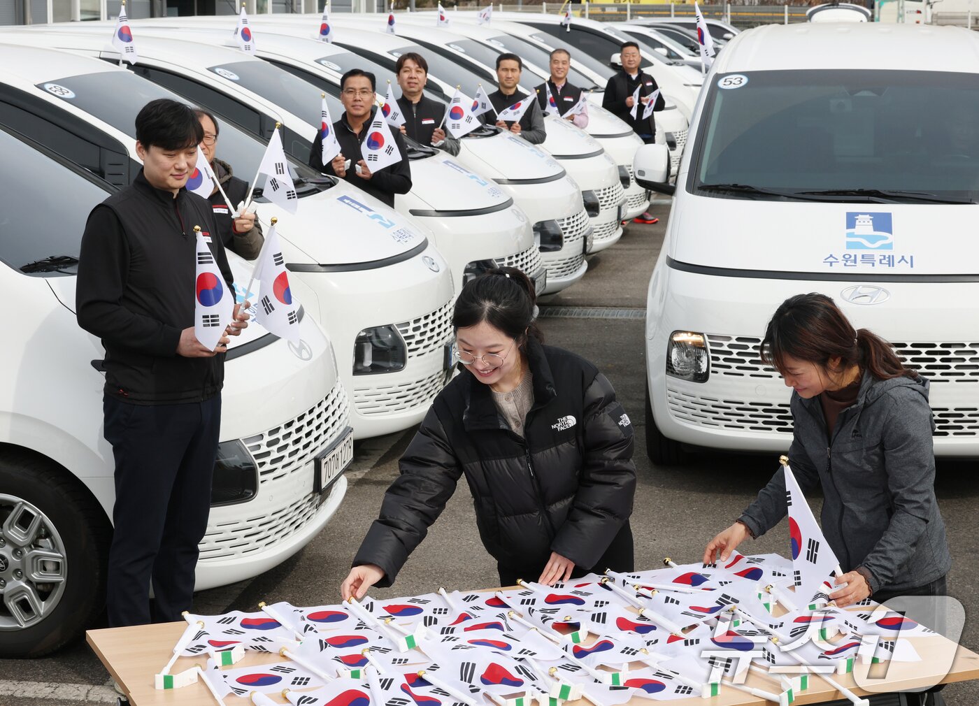 본문 이미지 - 제107주년 3·1절을 사흘 앞둔 26일 경기 수원시 권선구 수원시교통약자지원센터 한아름콜에서 직원들이 3·1절을 맞아 교통약자지원차량에 부착할 태극기를 준비하고 있다. 2026.2.26 ⓒ 뉴스1 김영운 기자