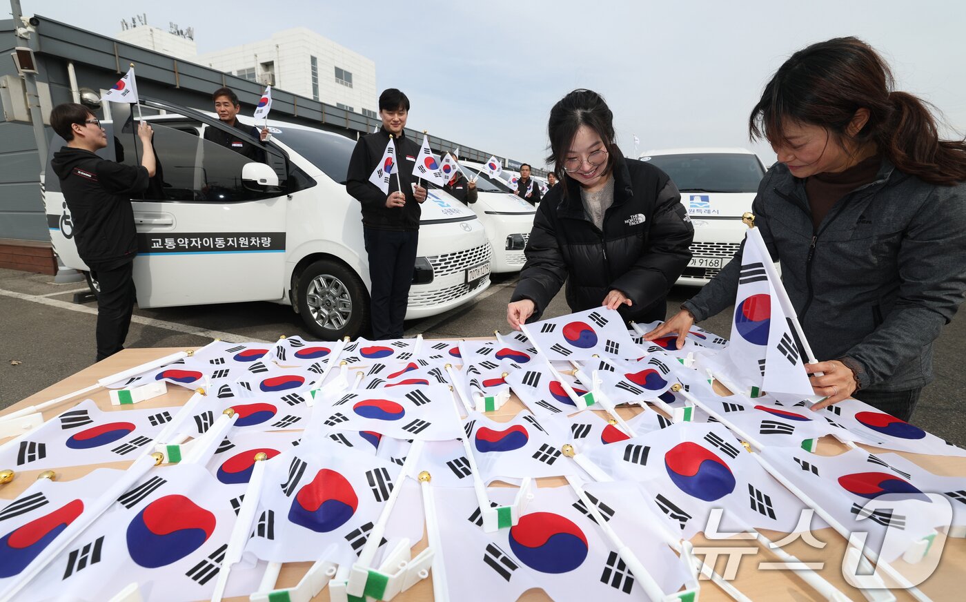 본문 이미지 - 제107주년 3·1절을 사흘 앞둔 26일 경기 수원시 권선구 수원시교통약자지원센터 한아름콜에서 직원들이 3·1절을 맞아 교통약자지원차량에 부착할 태극기를 준비하고 있다. 2026.2.26 ⓒ 뉴스1 김영운 기자