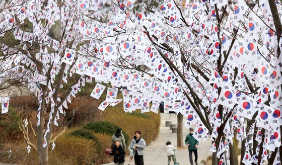 3·1절 앞두고 효창공원 가로수마다 태극기 장식