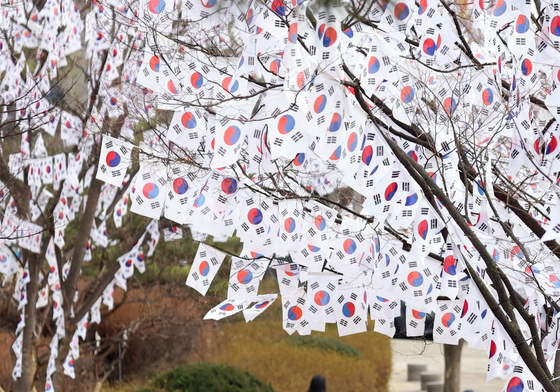 독립유공자 잠든 효창공원에 휘날리는 태극기