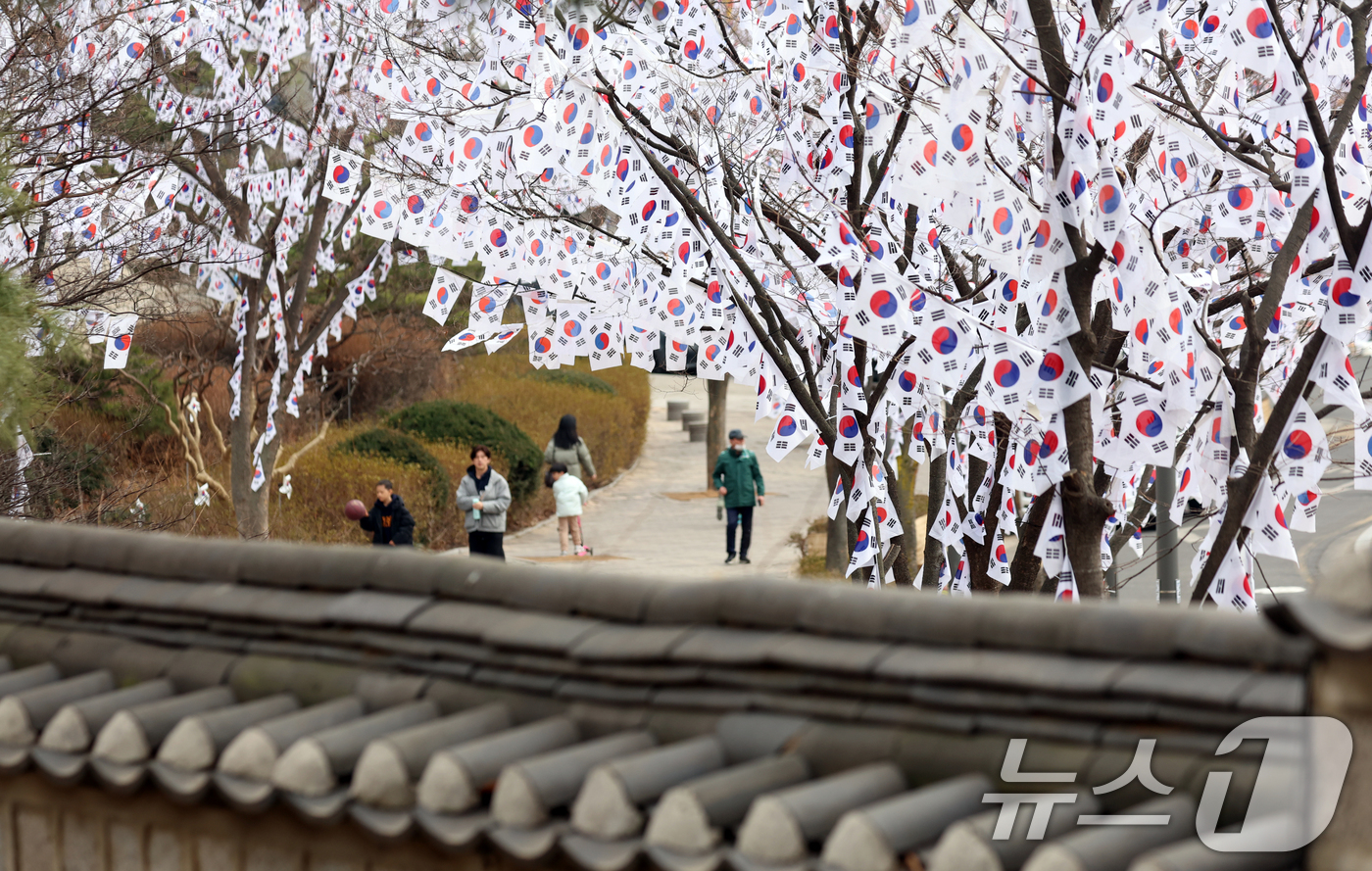 (서울=뉴스1) 김명섭 기자 = 26일 서울 용산구 효창공원 앞 가로수에 3.1절을 앞두고 태극기가 꾸며져 있어 눈길을 끌고 있다. 효창공원에는 김구, 윤봉길, 이봉창 등 독립유공 …