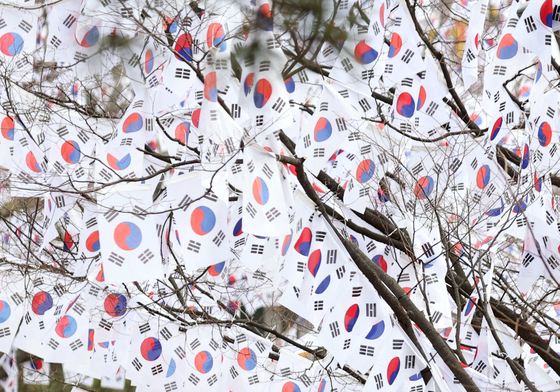 김구 선생 잠든 효창공원, 태극기 물결 눈길