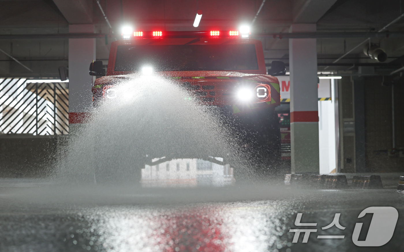 (서울=뉴스1) 오대일 기자 = 26일 오후 서울 은평구 서울소방학교 지하철훈련장에서 열린 서울소방재난본부 ‘미래형 재난대응 체계’ 공개 시연 행사에서 국내 최초로 도입되는 전고 …