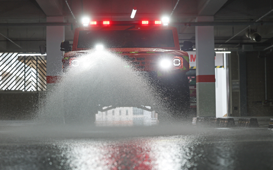 아파트 지하주차장 진입하는 특수 소방차