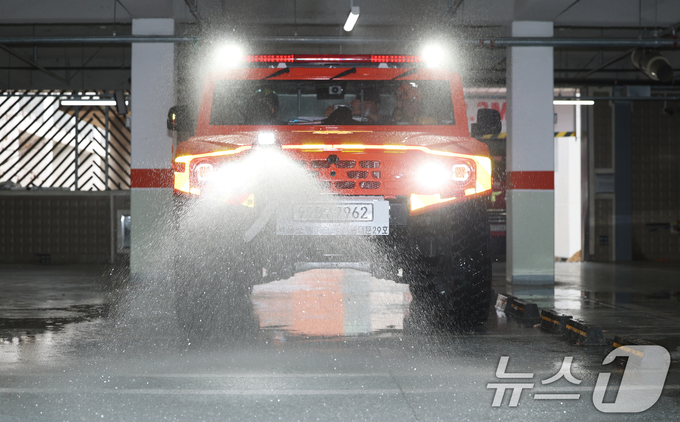 (서울=뉴스1) 오대일 기자 = 26일 오후 서울 은평구 서울소방학교 지하철훈련장에서 열린 서울소방재난본부 ‘미래형 재난대응 체계’ 공개 시연 행사에서 국내 최초로 도입되는 전고 …