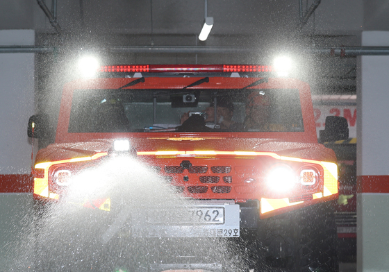 지하주차장 화재 진압하는 특수 소방차