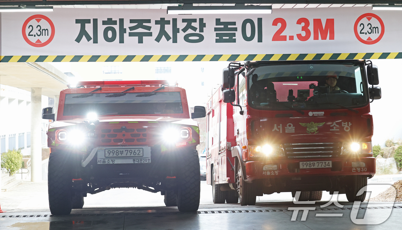 (서울=뉴스1) 오대일 기자 = 26일 오후 서울 은평구 서울소방학교 지하철훈련장에서 열린 서울소방재난본부 ‘미래형 재난대응 체계’ 공개 시연 행사에서 국내 최초로 도입되는 전고 …