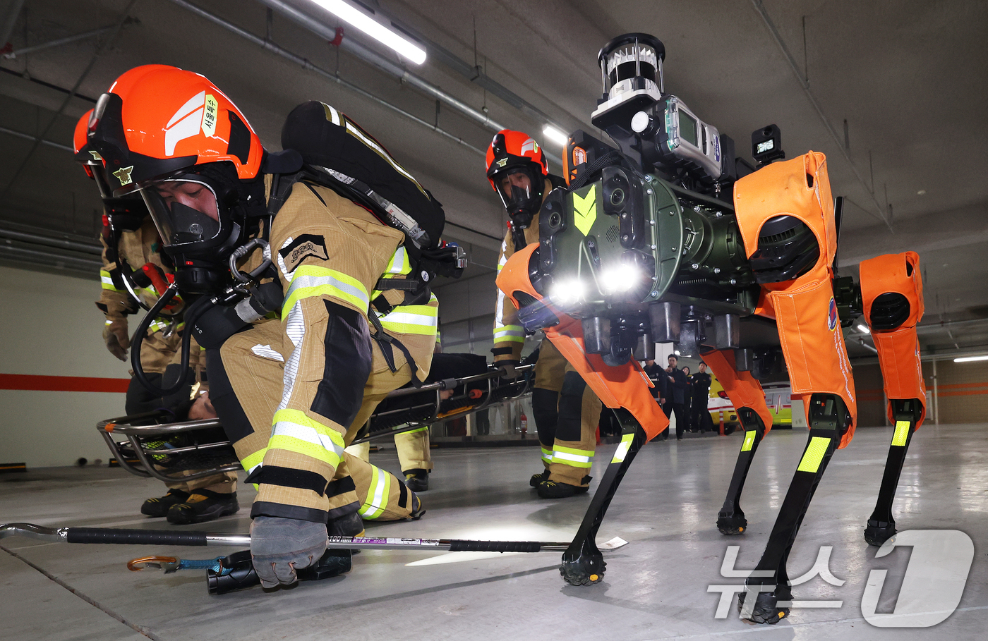 (서울=뉴스1) 오대일 기자 = 26일 오후 서울 은평구 서울소방학교 지하철훈련장에서 열린 서울소방재난본부 ‘미래형 재난대응 체계’ 공개 시연 행사에서 국내 최초 AI 사족보행 로 …