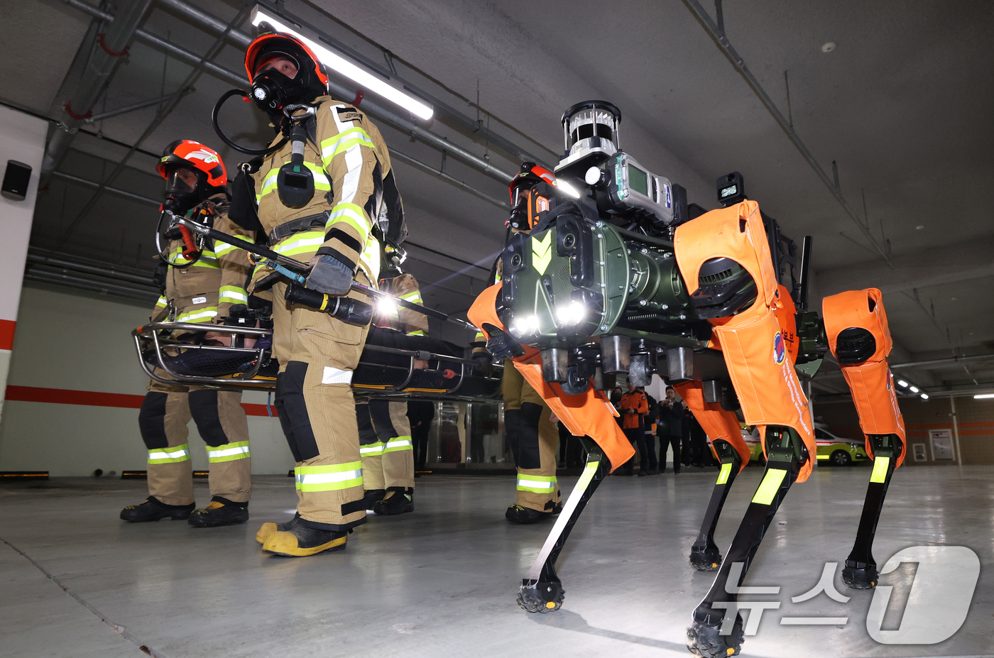 (서울=뉴스1) 오대일 기자 = 26일 오후 서울 은평구 서울소방학교 지하철훈련장에서 열린 서울소방재난본부 ‘미래형 재난대응 체계’ 공개 시연 행사에서 국내 최초 AI 사족보행 로 …