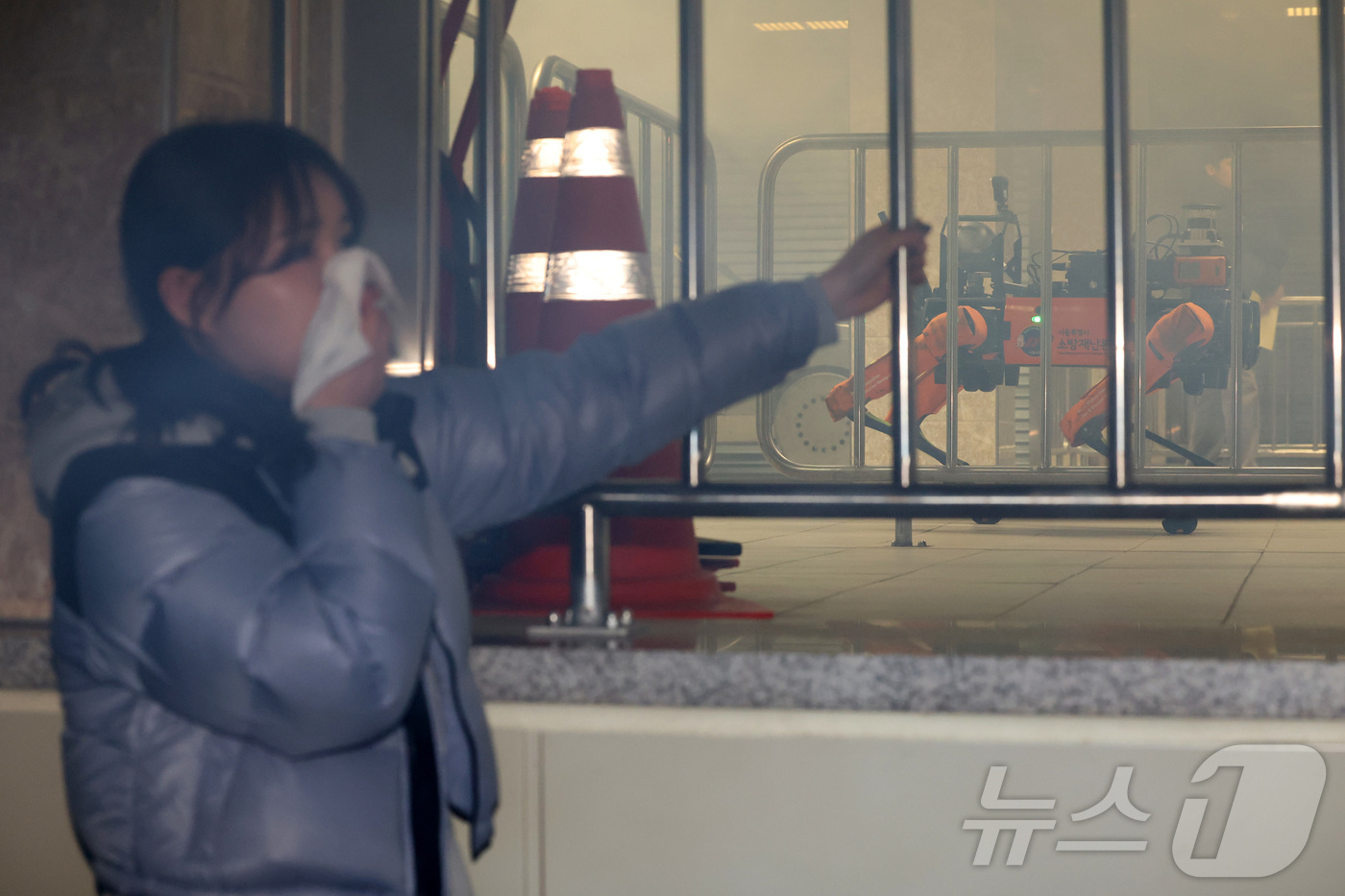 (서울=뉴스1) 오대일 기자 = 26일 오후 서울 은평구 서울소방학교 지하철훈련장에서 열린 서울소방재난본부 ‘미래형 재난대응 체계’ 공개 시연 행사에서 국내 최초 AI 사족보행 로 …