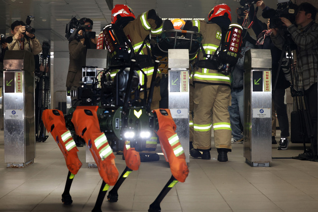 구조 시연 하는 AI 사족보행로봇