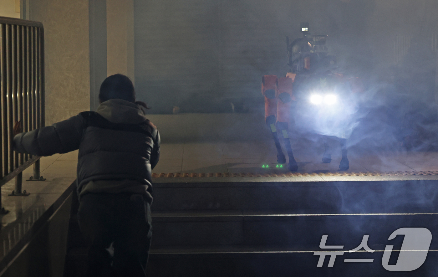 (서울=뉴스1) 오대일 기자 = 26일 오후 서울 은평구 서울소방학교 지하철훈련장에서 열린 서울소방재난본부 ‘미래형 재난대응 체계’ 공개 시연 행사에서 국내 최초 AI 사족보행 로 …