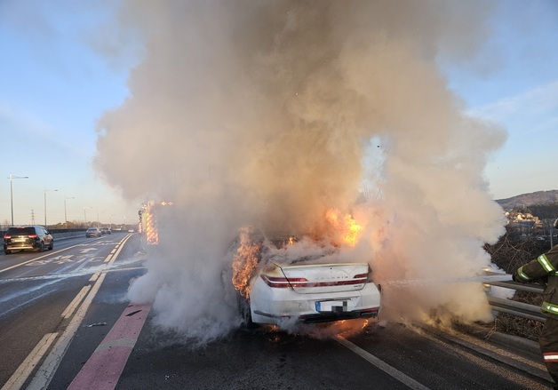 청주서 달리던 승용차 불…인명 피해 없어