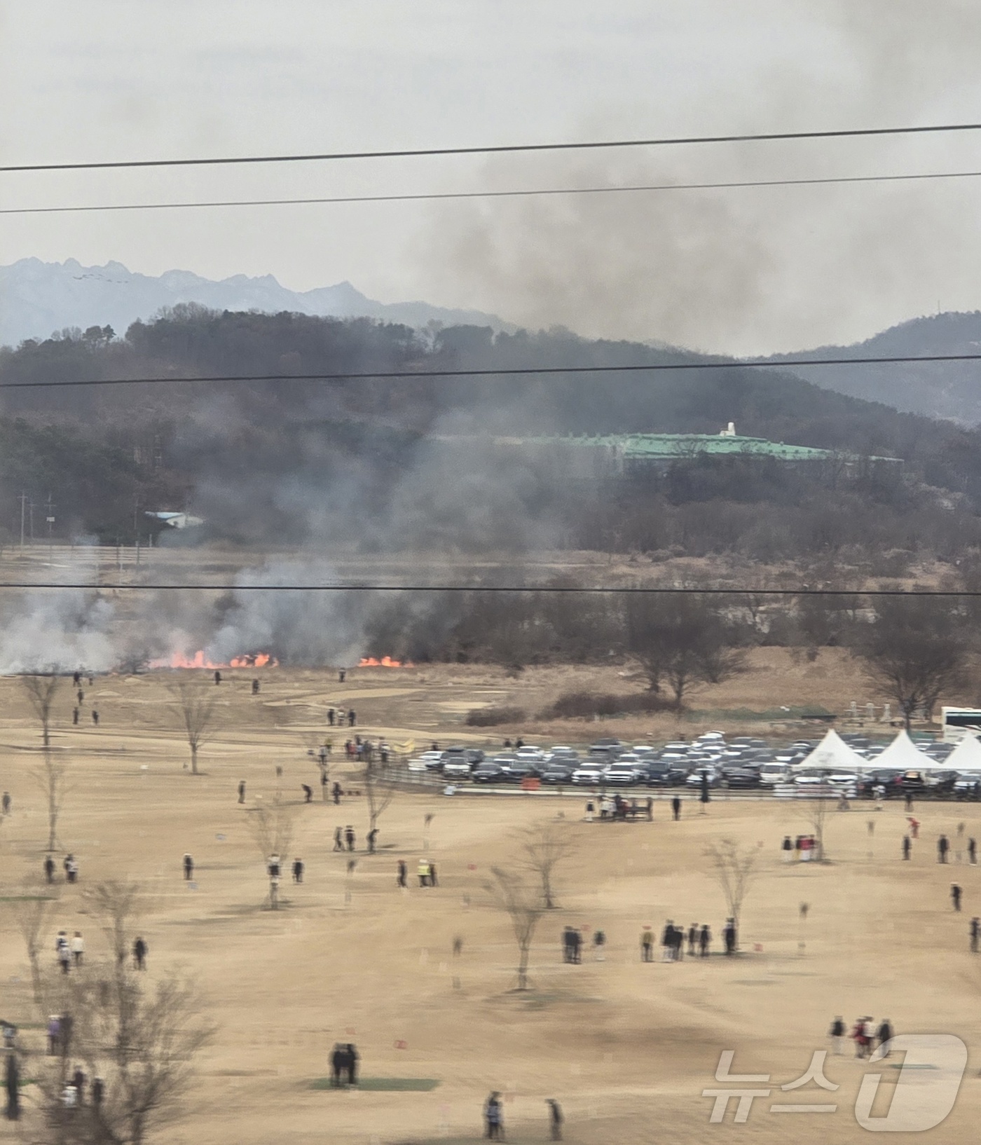 (세종=뉴스1) 황덕현 기후환경전문기자 = 26일 충북 청주 흥덕구 오송게이트볼장 인근에서 불이 나서 이용객들이 화재상황을 보고 있다. 2026.2.26/뉴스1