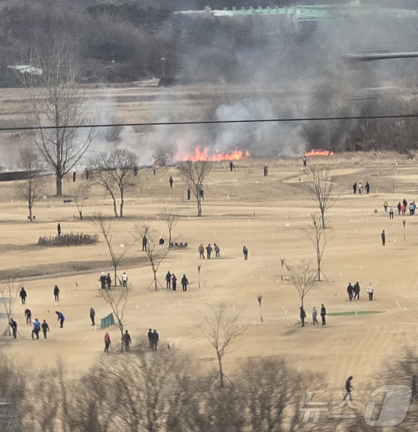 (세종=뉴스1) 황덕현 기후환경전문기자 = 26일 충북 청주 흥덕구 오송게이트볼장 인근에서 불이 나서 이용객들이 화재상황을 보고 있다. 2026.2.26/뉴스1