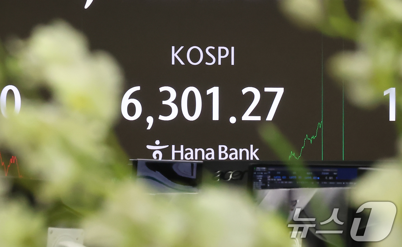 (서울=뉴스1) 김도우 기자 = 26일 서울 중구 하나은행 딜링룸 전광판에 코스피 지수가 6,300을 넘어서고 있다. 2026.2.26/뉴스1