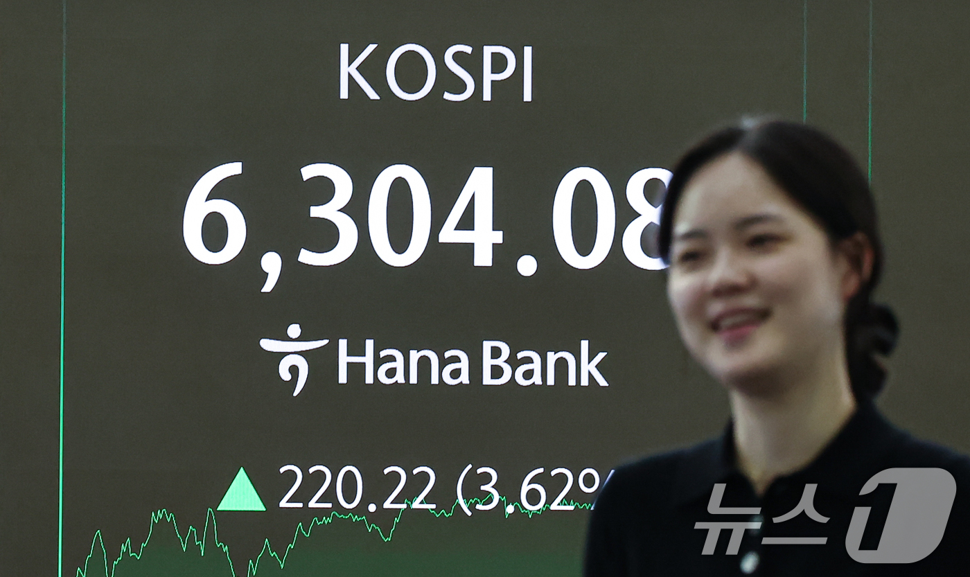 (서울=뉴스1) 김도우 기자 = 26일 서울 중구 하나은행 딜링룸 전광판에 코스피 지수가 6,300을 넘어서고 있다. 2026.2.26/뉴스1