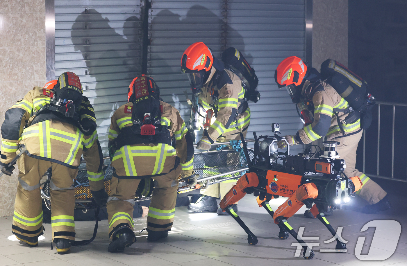 (서울=뉴스1) 오대일 기자 = 26일 오후 서울 은평구 서울소방학교 지하철훈련장에서 열린 서울소방재난본부 ‘미래형 재난대응 체계’ 공개 시연 행사에서 국내 최초 AI 사족보행 로 …