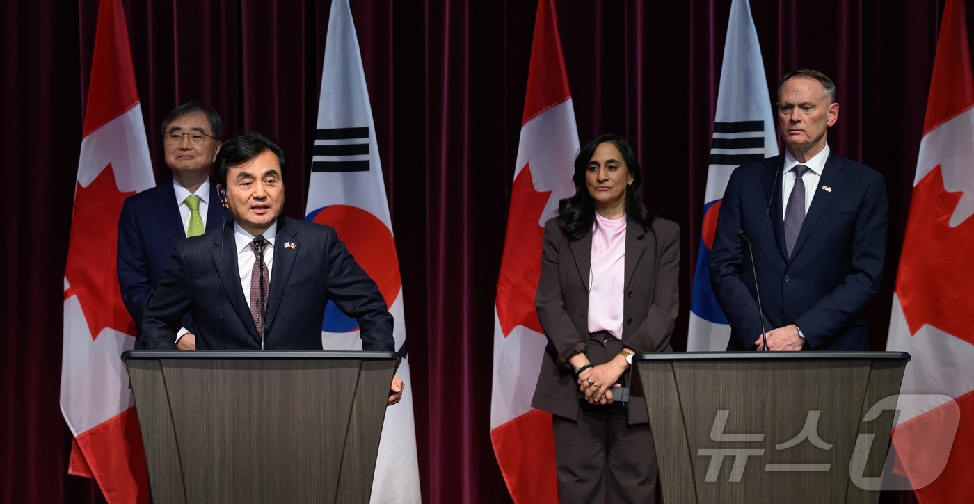 (서울=뉴스1) = 안규백 국방부 장관이 25일(현지시간) 캐나다 오타와에서 열린 제2차 한·캐나다 외교·국방(2+2) 장관회의 계기 공동기자회견에서 발언하고 있다. (국방부 제공 …