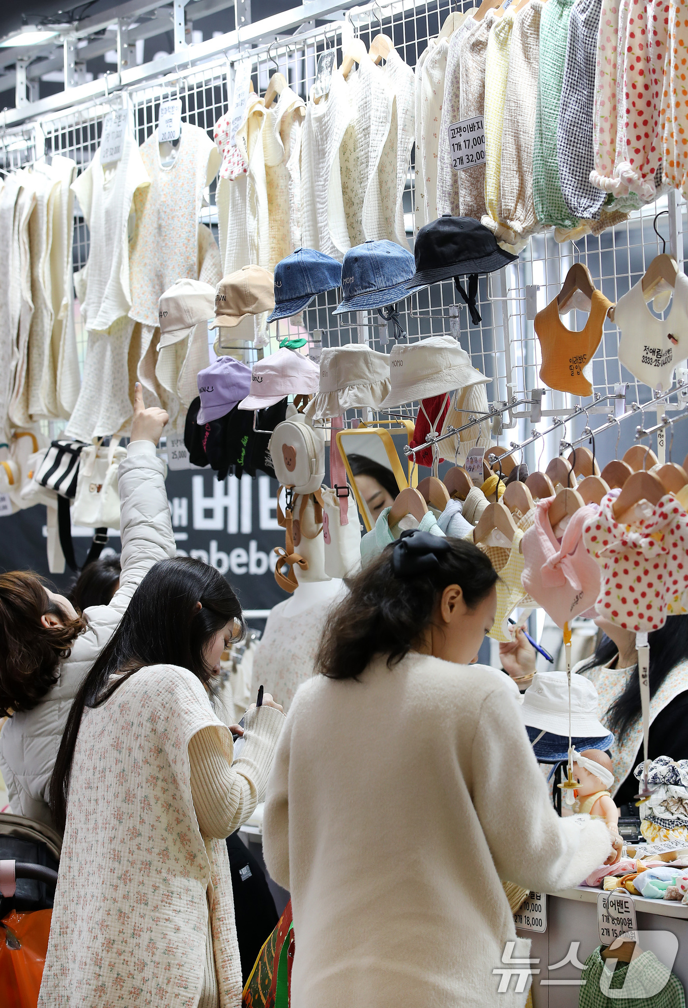 (대구=뉴스1) 공정식 기자 = 26일 대구 북구 엑스코(EXCO)에서 열린 '대구 베이비&키즈페어'를 찾은 시민들이 봄을 맞아 아기 옷을 살펴보고 있다. 2026.2.26/뉴스1 …