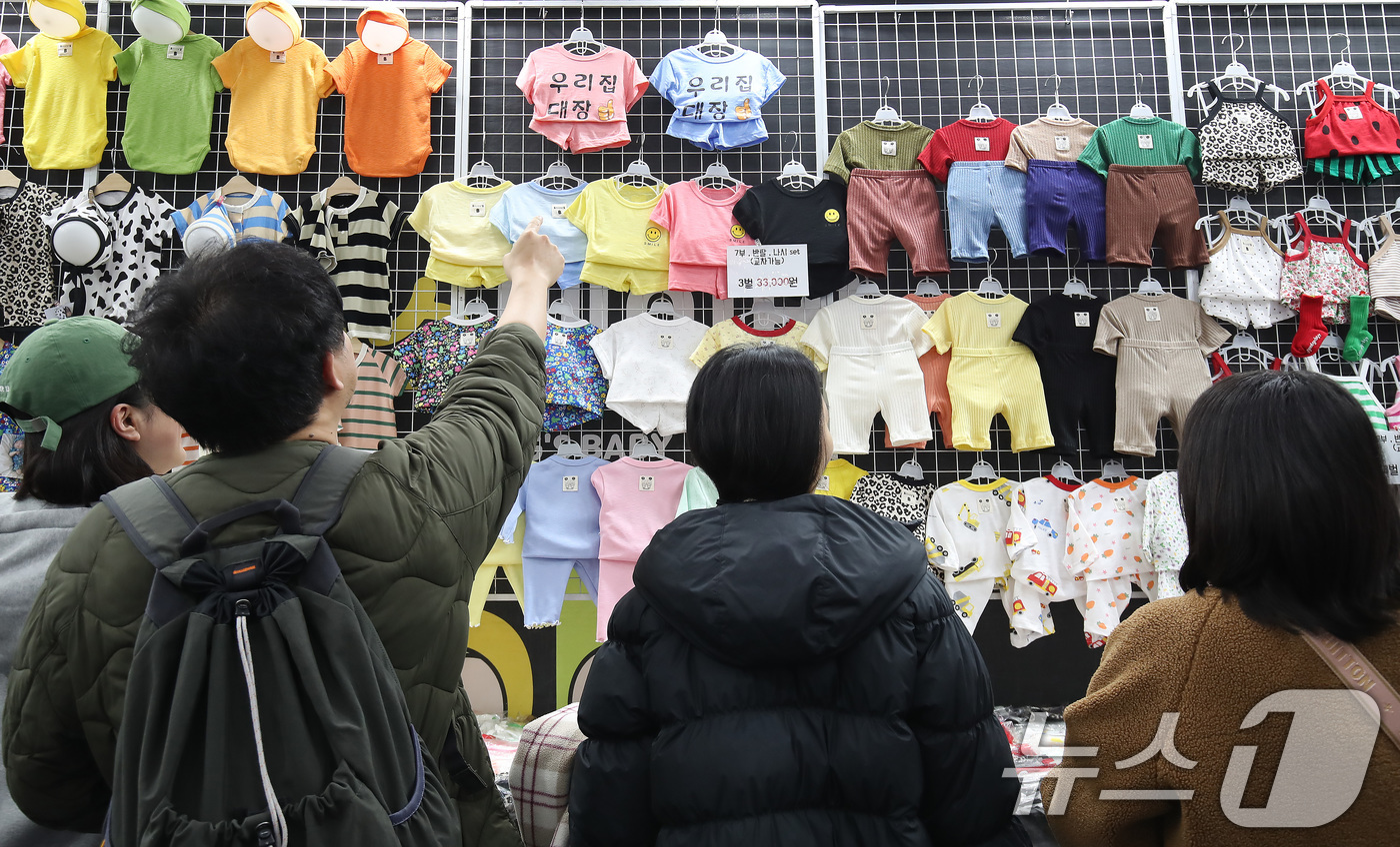 (대구=뉴스1) 공정식 기자 = 26일 대구 북구 엑스코(EXCO)에서 열린 '대구 베이비&키즈페어'를 찾은 시민들이 봄을 맞아 아기 옷을 살펴보고 있다. 2026.2.26/뉴스1 …