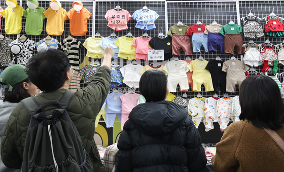 '우리 아기 봄 옷 골라요'