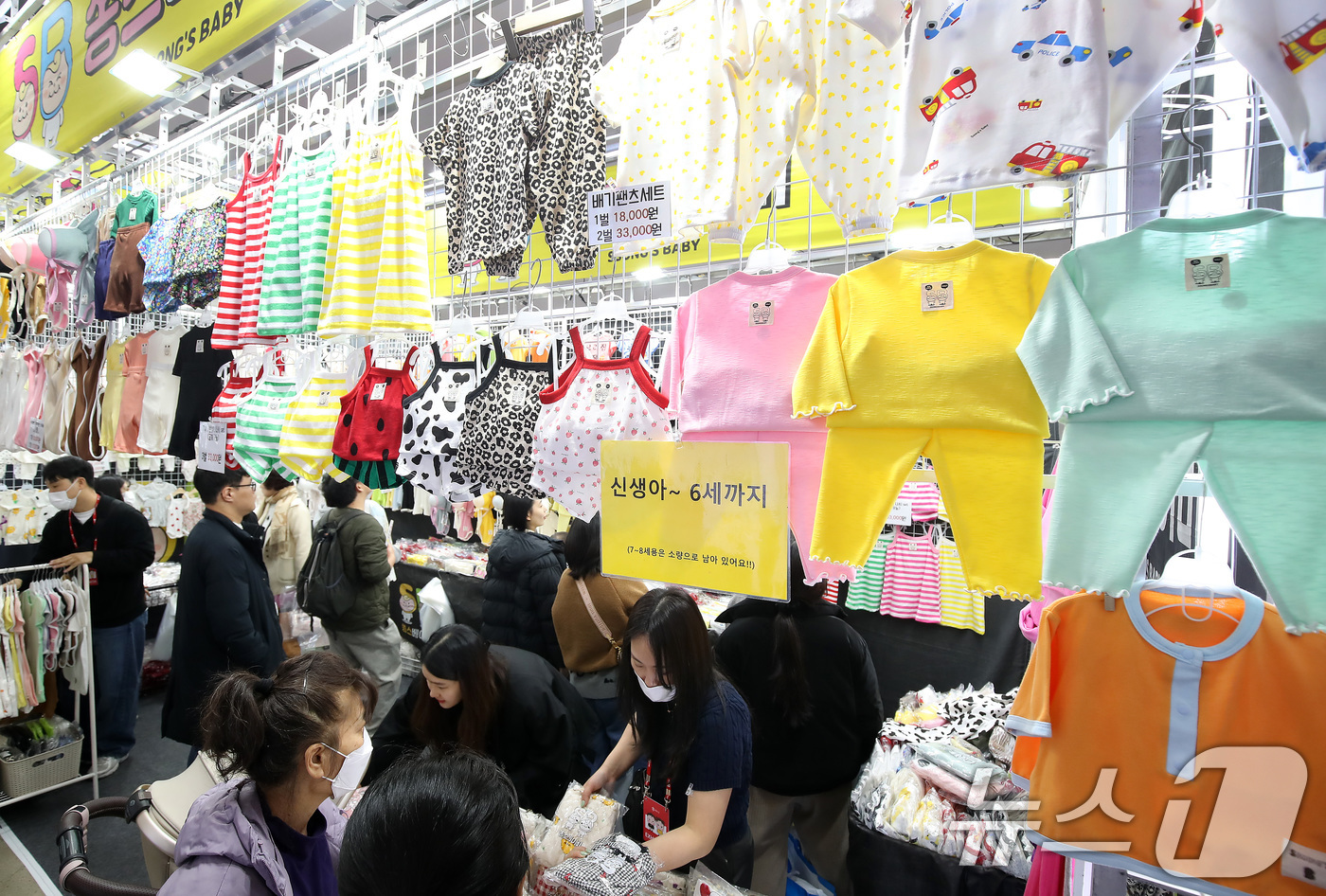 (대구=뉴스1) 공정식 기자 = 26일 대구 북구 엑스코(EXCO)에서 열린 '대구 베이비&키즈페어'를 찾은 시민들이 봄을 맞아 아기 옷을 살펴보고 있다. 2026.2.26/뉴스1 …