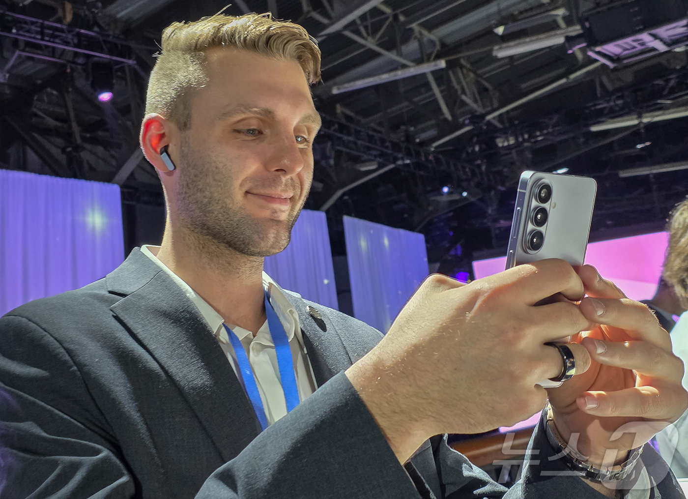 (서울=뉴스1) = 25일(현지시간) 미국 샌프란시스코에서 열린 상반기 갤럭시 언팩 2026에서 관람객들이 3세대 AI폰 갤럭시 S26 시리즈 등 제품을 체험하고 있다. (삼성전자 …