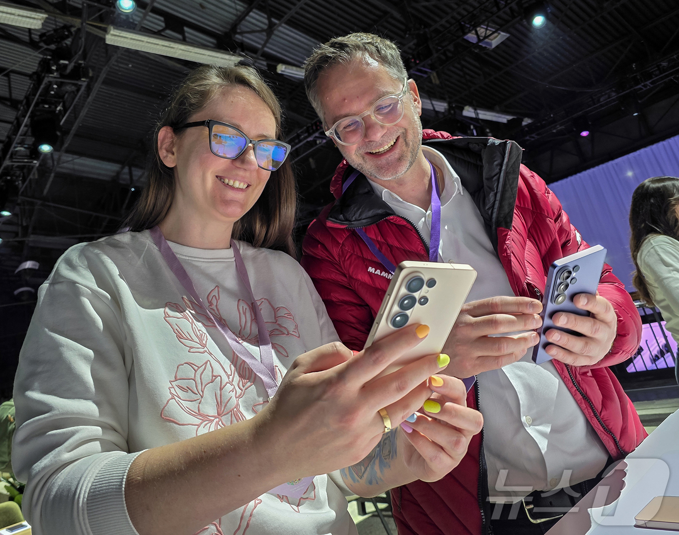 (서울=뉴스1) = 25일(현지시간) 미국 샌프란시스코에서 열린 상반기 갤럭시 언팩 2026에서 관람객들이 3세대 AI폰 갤럭시 S26 시리즈 등 제품을 체험하고 있다. (삼성전자 …