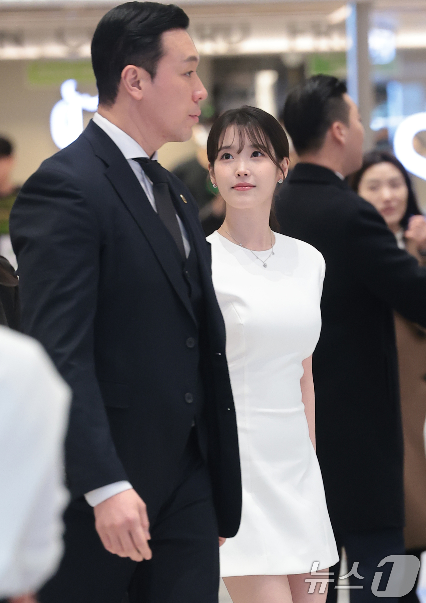 (서울=뉴스1) 권현진 기자 = 가수 아이유가 26일 서울 강남구 신세계백화점 강남점 센트럴시티 오픈스테이지에서 열린 메이크업 브랜드 에스티 로더 팝업 행사에 참석하고 있다. 20 …