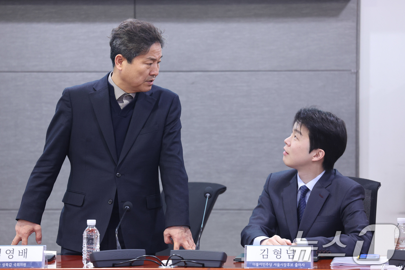 (서울=뉴스1) 신웅수 기자 = 서울시장 출마를 선언한 김영배 더불어민주당 의원과 김형남 전 군인권센터 사무국장이 26일 서울 여의도 국회 의원회관에서 열린 ‘버스준공영제, 진단과 …