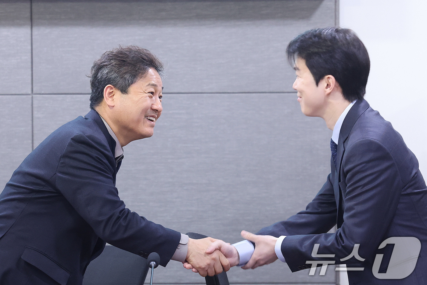 (서울=뉴스1) 신웅수 기자 = 서울시장 출마를 선언한 김영배 더불어민주당 의원과 김형남 전 군인권센터 사무국장이 26일 서울 여의도 국회 의원회관에서 열린 ‘버스준공영제, 진단과 …