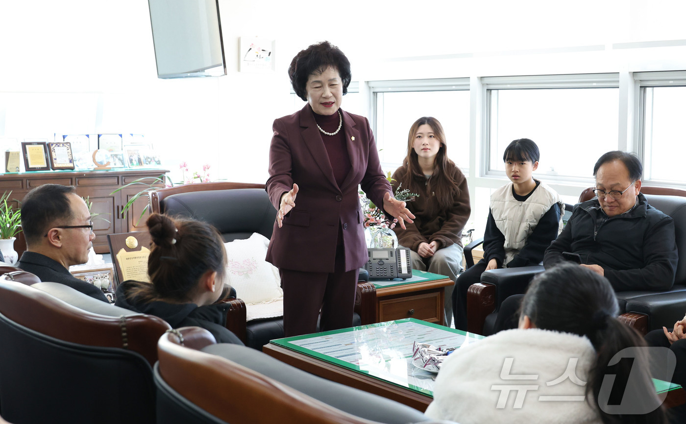 (대전=뉴스1) 이동원 기자 = 대전 동구의회(의장 오관영)는 26일, 의회 견학을 신청한 대동 지역아동센터 3개소 어린이 15명을 대상으로 견학 프로그램을 실시했다.이번 견학은 …