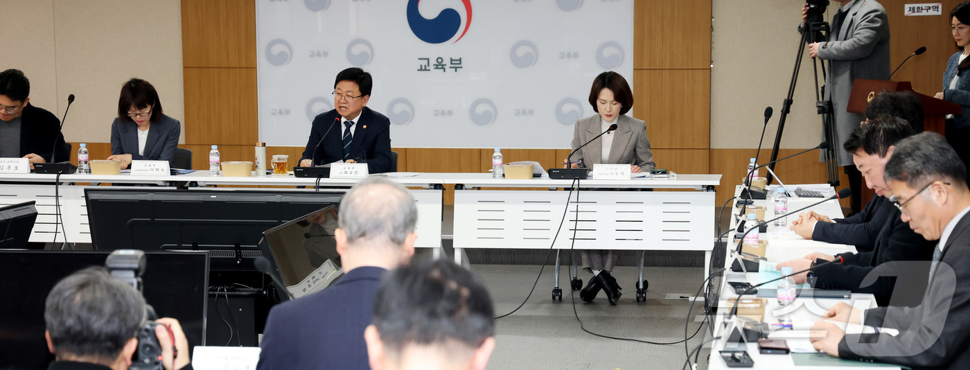 세종=(뉴스1) 김기남 기자 = 최교진 교육부 장관이 26일 세종시 정부세종청사에서 열린 성장엔진 연계  지역인재 양성을 위한 거점국립대 총장 회의에 참석하여 발언하고 있다. 20 …