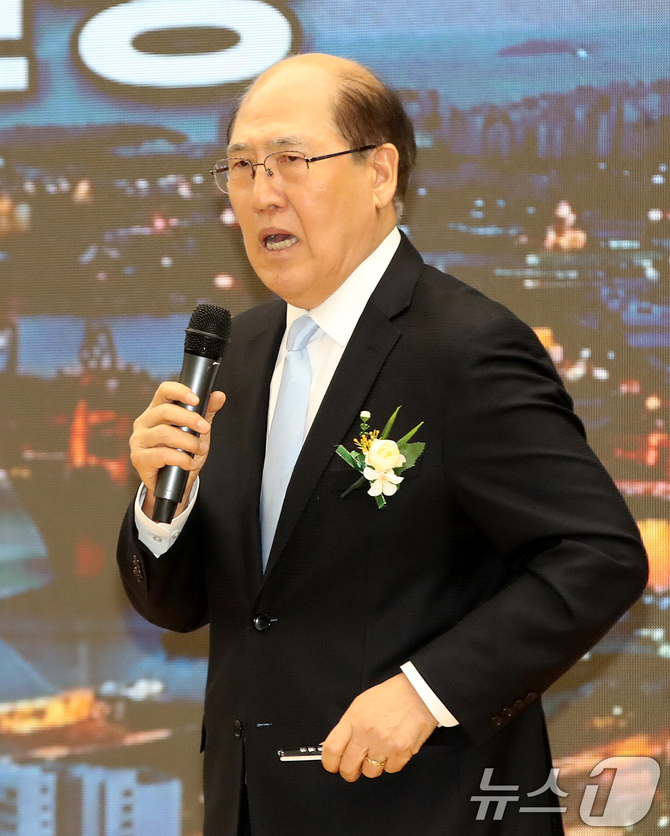 (부산=뉴스1) 윤일지 기자 = 임기택 IMO 명예사무총장이 26일 오후 부산 동구 부산항국제전시컨벤션센터에서 열린 부산항 개항 150주년 기념식에서 글로벌 해양산업 메카를 향한 …