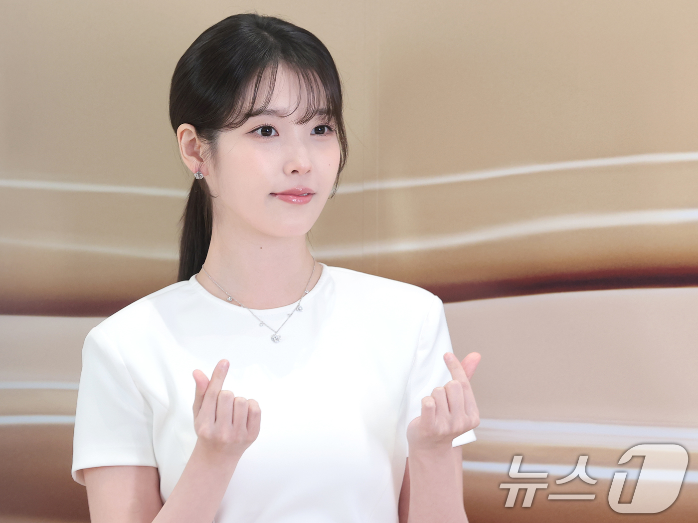 (서울=뉴스1) 권현진 기자 = 가수 아이유가 26일 서울 강남구 신세계백화점 강남점 센트럴시티 오픈스테이지에서 열린 메이크업 브랜드 에스티 로더 팝업 행사에 참석해 포즈를 취하고 …