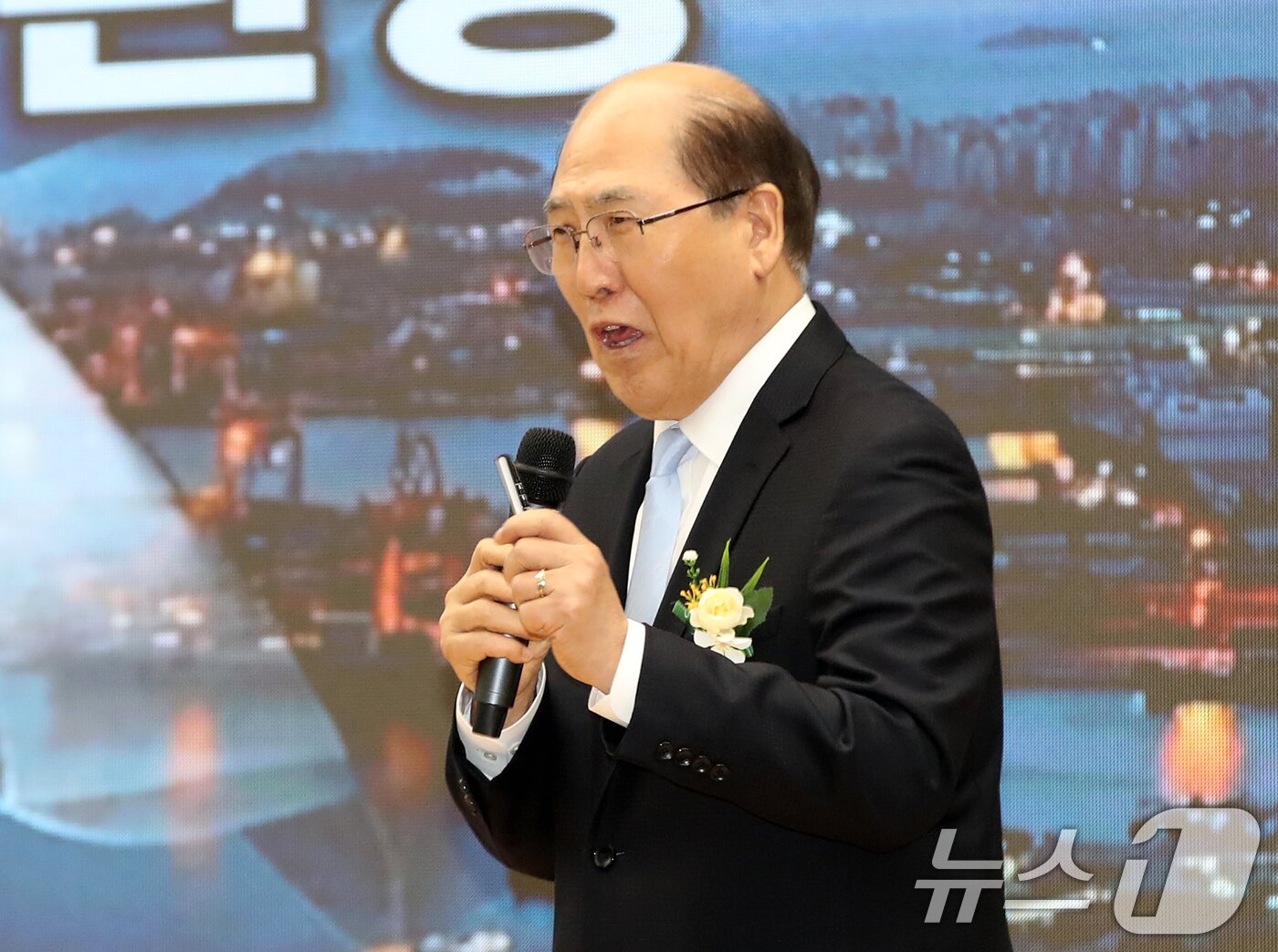 본문 이미지 - 임기택 IMO 명예사무총장이 26일 오후 부산 동구 부산항국제전시컨벤션센터에서 열린 부산항 개항 150주년 기념식에서 글로벌 해양산업 메카를 향한 부산항의 대전환 '150긴며 특별초청제언'을 하고 있다. 2026.2.26 ⓒ 뉴스1 윤일지 기자