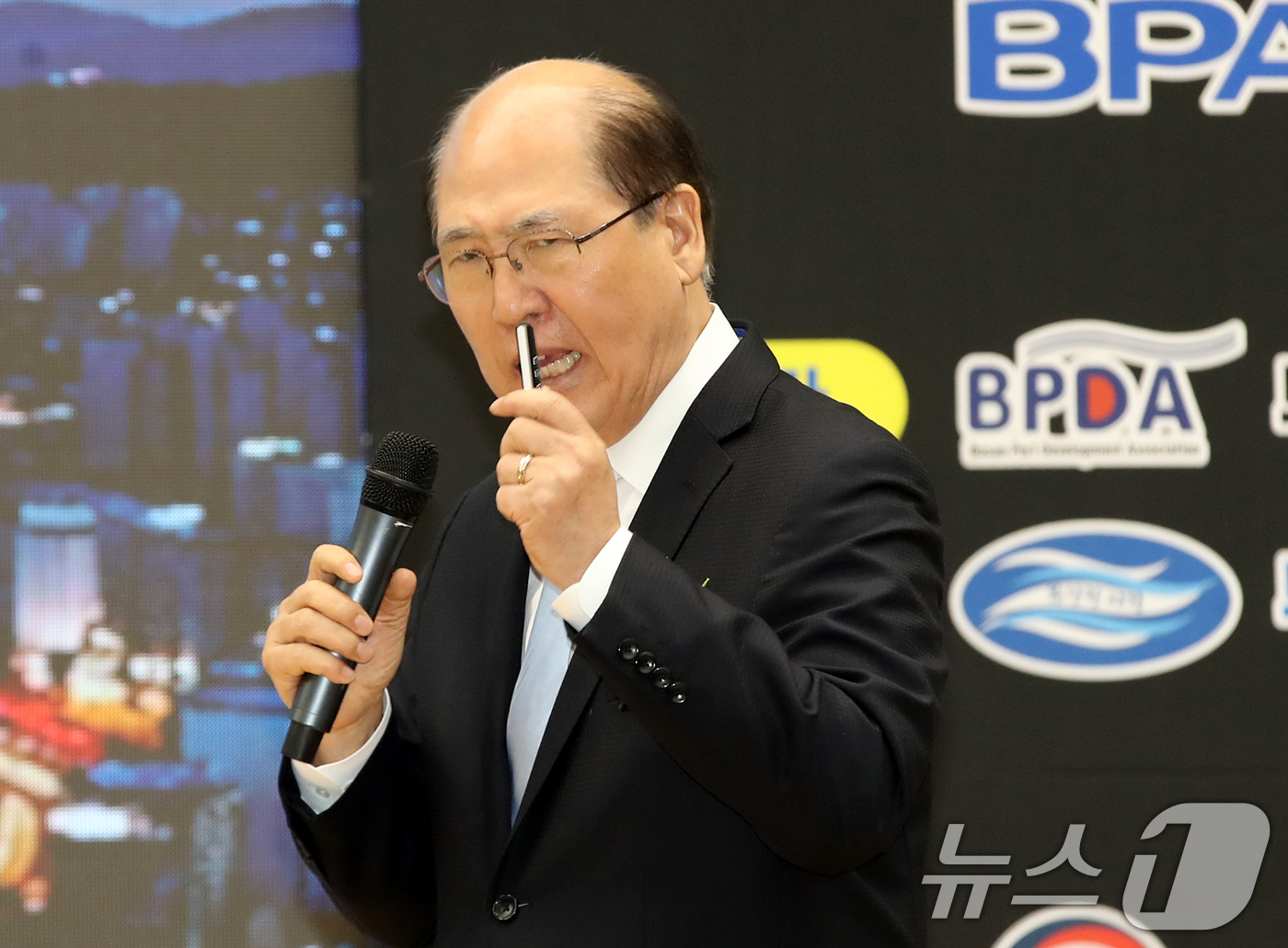 (부산=뉴스1) 윤일지 기자 = 임기택 IMO 명예사무총장이 26일 오후 부산 동구 부산항국제전시컨벤션센터에서 열린 부산항 개항 150주년 기념식에서 글로벌 해양산업 메카를 향한 …