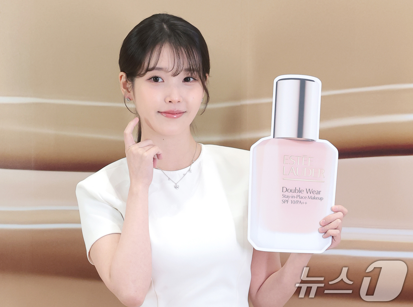 (서울=뉴스1) 권현진 기자 = 가수 아이유가 26일 서울 강남구 신세계백화점 강남점 센트럴시티 오픈스테이지에서 열린 메이크업 브랜드 에스티 로더 팝업 행사에 참석해 포즈를 취하고 …